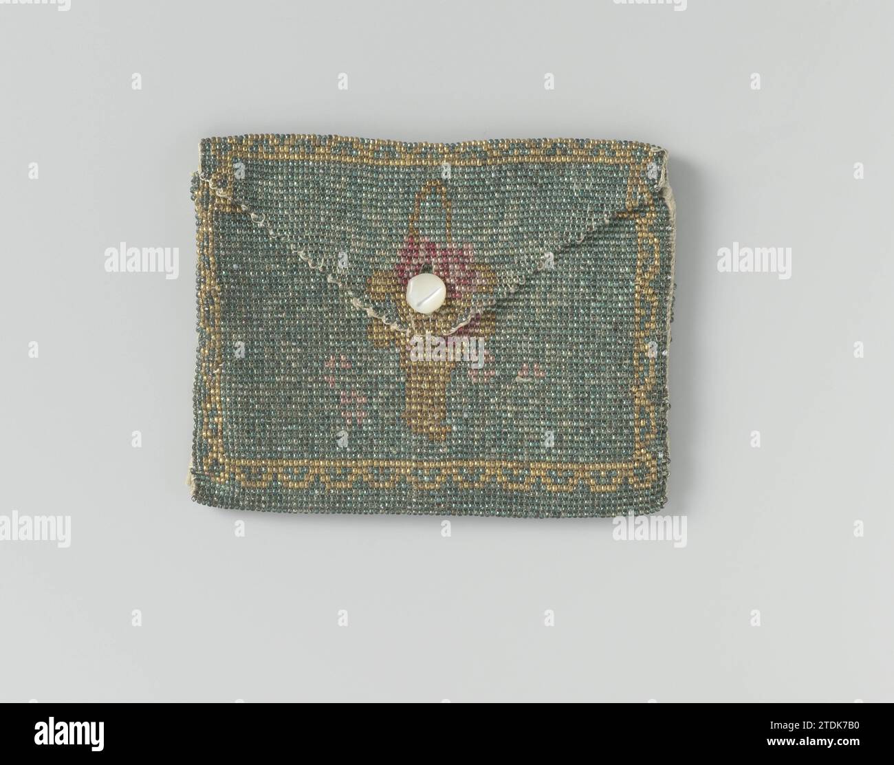 Borsa piccola in un modello a busta, completamente intrecciata in pregiate perline verdi grigie, con nodo in madreperla come chiusura, anonimo, c. 1920 sacchetto piccolo in un modello a busta, piegato doppio con una cucitura lungo i due lati. La borsa è completamente intrecciata con perline verdi-grigie, con il motivo sul davanti e sul retro un cesto giallo-dorato con fiori rosa, all'interno di un elenco di perle giallo-dorato. Nella valvola incerta è presente una tacca stretta, attraverso la quale è possibile inserire il nodo madreperla per chiudere il sacchetto. Rivestimento in ecrukligo moiré lino. Nel sacchetto un doppio cuscinetto in polvere di satin e velluto vagabondo Foto Stock