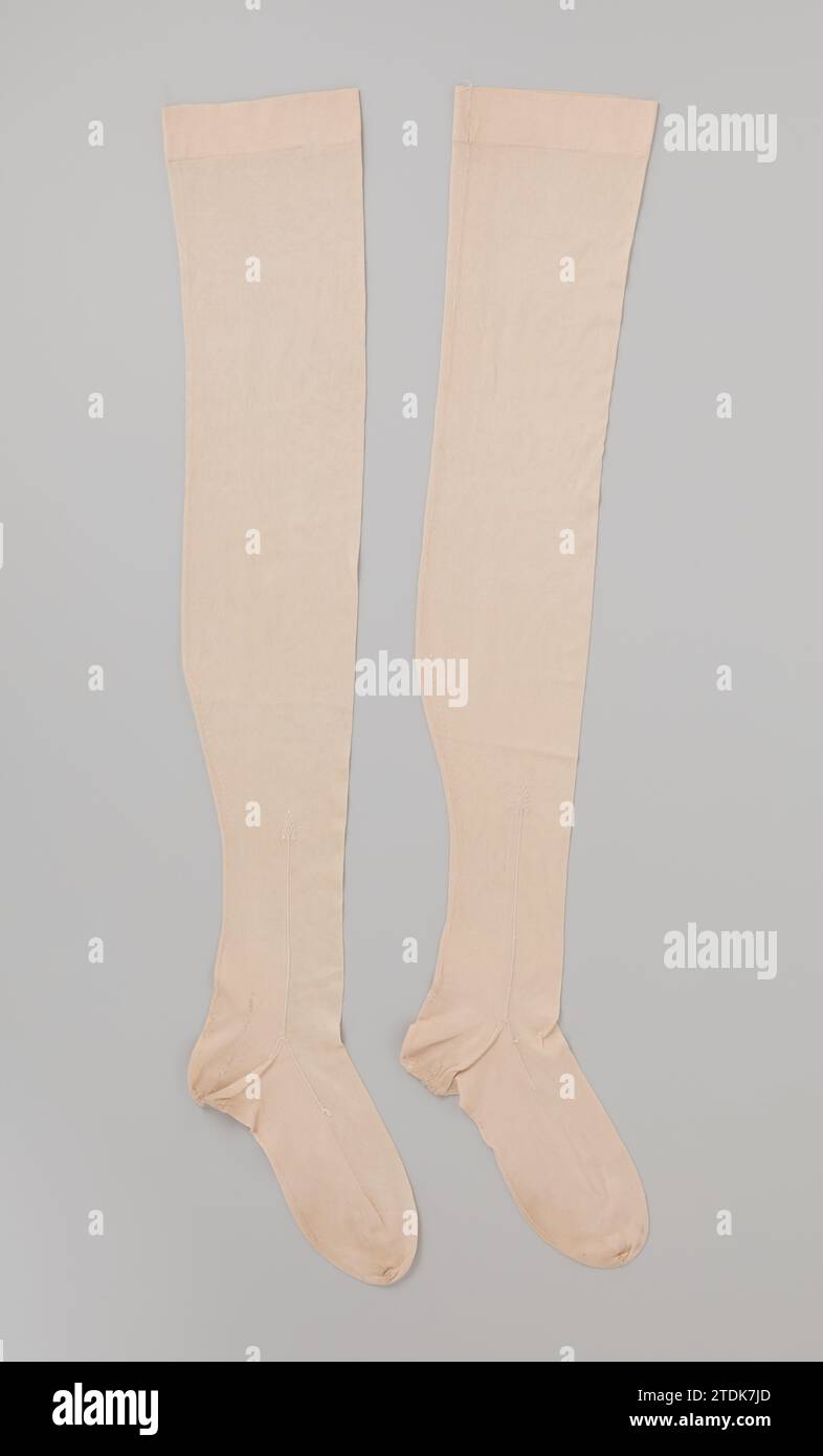 Calza di seta d'avorio semplice con una sola freccia ricamata sul chiavistello, c. 1800 - c. 1820 lato appiccicoso color avorio con un'unica freccia ricamata sul chiavistello. Cucitura al centro. Paesi Bassi (possibilmente) interi: Lavorazione a maglia/ricamo in seta lato appiccicoso color avorio con un'unica freccia ricamata sulla chiusura. Cucitura al centro. Paesi Bassi (possibilmente) interi: Maglieria/ricamo in seta Foto Stock