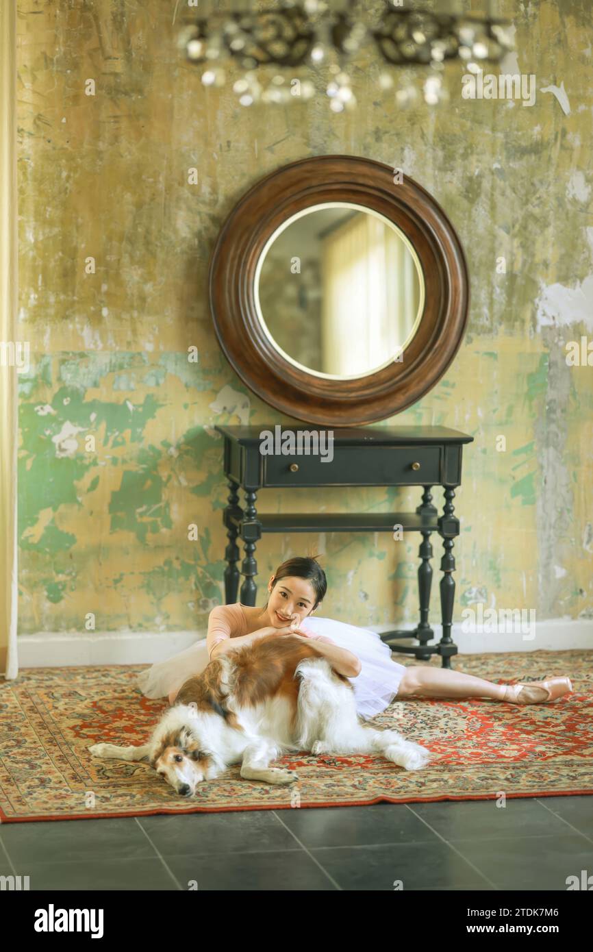 Bella ragazza che posa per balletto con il suo cane, immagini di balletto, pratica di balletto Foto Stock