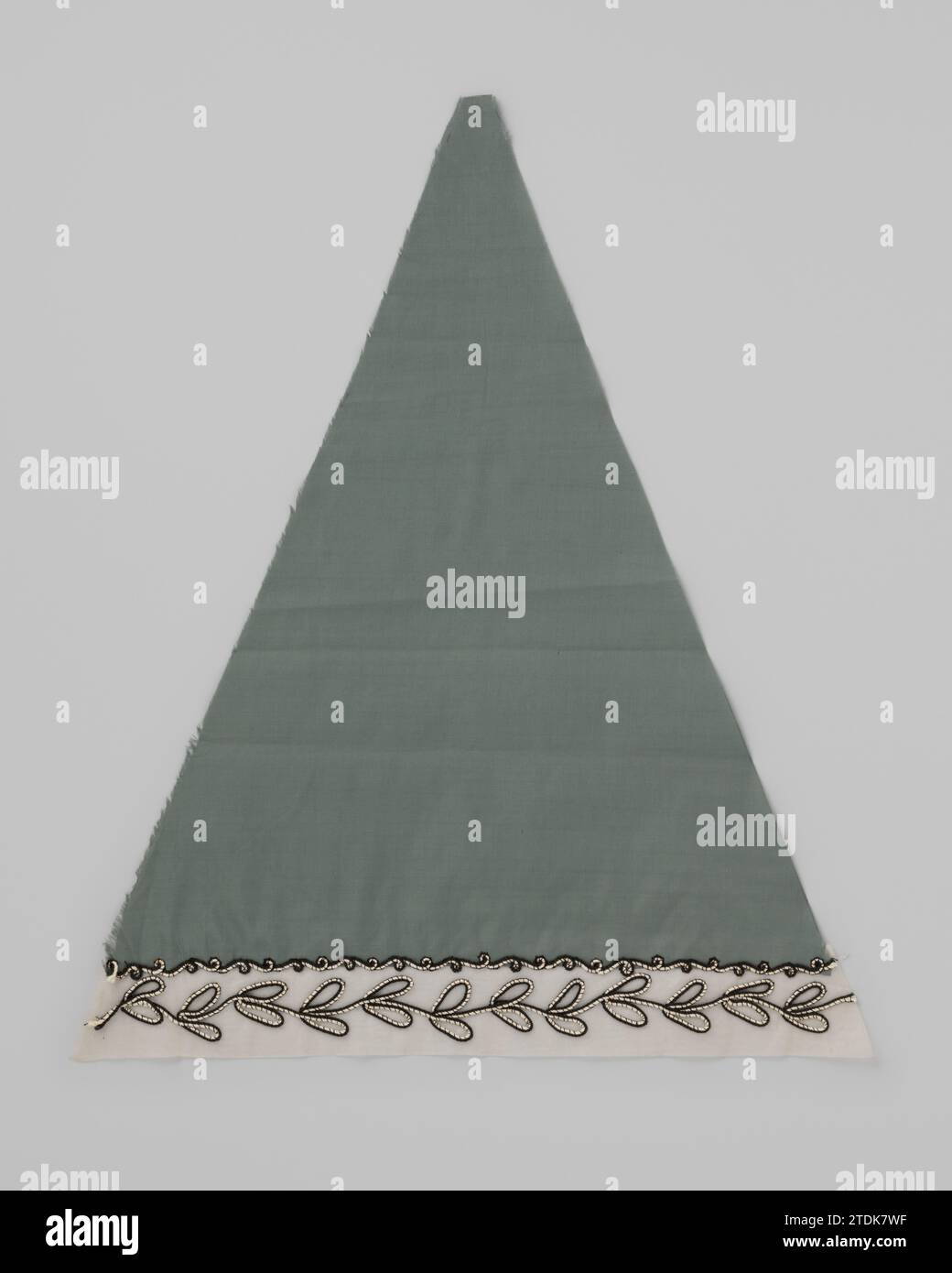 Settore di un ponte parasold di cotone verde tenero, con bordo batista ricamato con filo d'oca, c. 1885 - c. 1900 settore di un ponte parasold di cotone verde tenero, con un batista ricamato con filo d'oca. Nijmegenfrance parasoldek: Cotone (tessile). cotone (tessuto). Draad: Settore ricamatore di lana di un ponte parasold di morbido cotone verde, con un batista ricamato con filo di wold. Nijmegenfrance parasoldek: Cotone (tessile). cotone (tessuto). draad: ricamo in lana Foto Stock