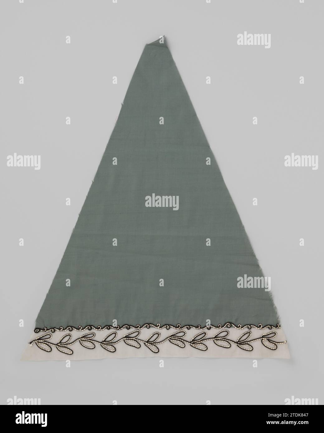 Settore di un ponte parasold di cotone verde tenero, con bordo batista ricamato con filo d'oca, c. 1885 - c. 1900 settore di un ponte parasold di cotone verde tenero, con un batista ricamato con filo d'oca. Nijmegenfrance parasoldek: Cotone (tessile). cotone (tessuto). Draad: Settore ricamatore di lana di un ponte parasold di morbido cotone verde, con un batista ricamato con filo di wold. Nijmegenfrance parasoldek: Cotone (tessile). cotone (tessuto). draad: ricamo in lana Foto Stock