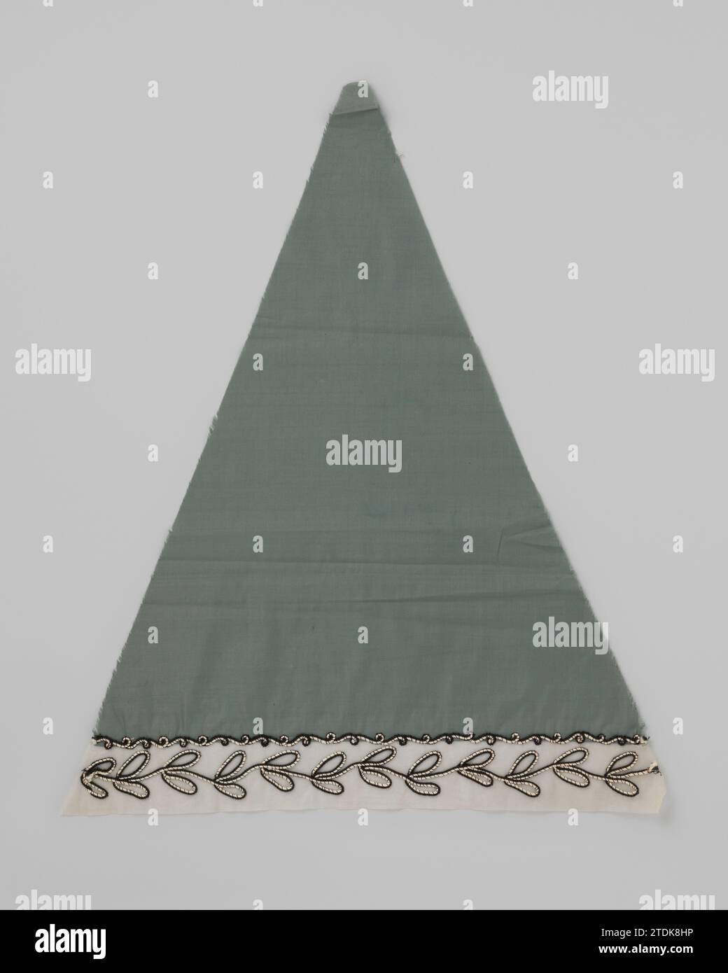 Settore di un ponte parasold di cotone verde tenero, con bordo batista ricamato con filo d'oca, c. 1885 - c. 1900 settore di un ponte parasold di cotone verde tenero, con un batista ricamato con filo d'oca. Nijmegenfrance parasoldek: Cotone (tessile). cotone (tessuto). Draad: Settore ricamatore di lana di un ponte parasold di morbido cotone verde, con un batista ricamato con filo di wold. Nijmegenfrance parasoldek: Cotone (tessile). cotone (tessuto). draad: ricamo in lana Foto Stock
