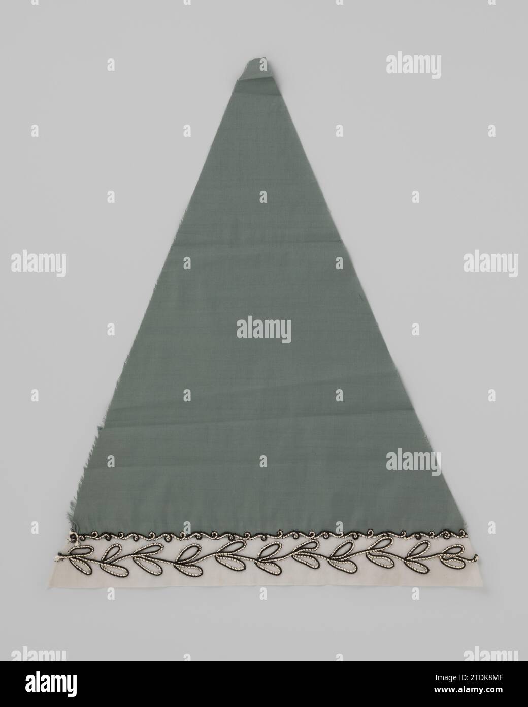 Settore di un ponte parasold di cotone verde tenero, con bordo batista ricamato con filo d'oca, c. 1885 - c. 1900 settore di un ponte parasold di cotone verde tenero, con un batista ricamato con filo d'oca. Nijmegenfrance parasoldek: Cotone (tessile). cotone (tessuto). Draad: Settore ricamatore di lana di un ponte parasold di morbido cotone verde, con un batista ricamato con filo di wold. Nijmegenfrance parasoldek: Cotone (tessile). cotone (tessuto). draad: ricamo in lana Foto Stock