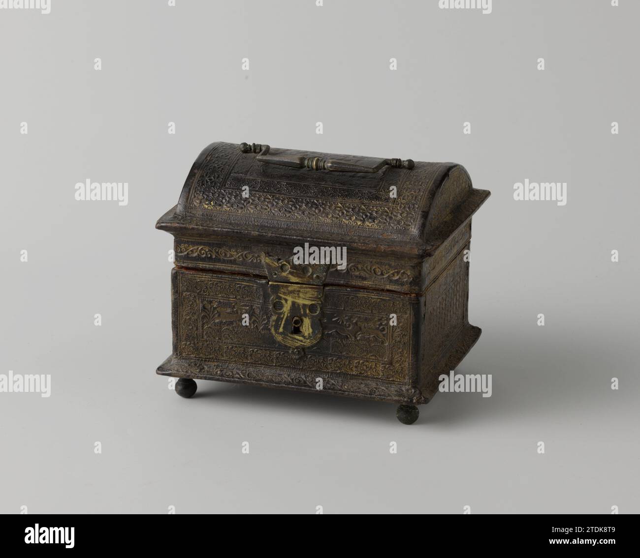Valigia con coperchio bombardato, anonimo, 1600 - 1699 valigia con coperchio bombardato. Rivestito in pelle pressata e dorata. Decorato sul coperchio con un gentiluomo e una signora. In prima scena con una caccia alla lepre. Con impasto e manico in rame. legno (materiale vegetale). pelle. Valigetta dorata in ottone (lega) con coperchio bombardato. Rivestito in pelle pressata e dorata. Decorato sul coperchio con un gentiluomo e una signora. In prima scena con una caccia alla lepre. Con impasto e manico in rame. legno (materiale vegetale). pelle. doratura in ottone (lega) Foto Stock