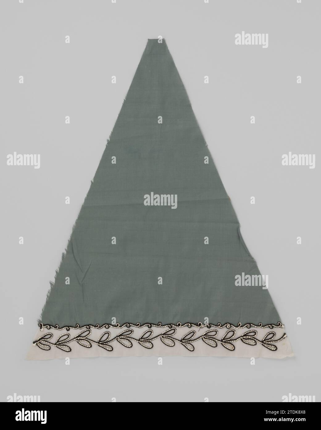 Settore di un ponte parasold di cotone verde morbido, con bordo batista ricamato con filo d'oca, Gustav Schnitzler, c. 1885 - c. 1900 settore di un ponte parasold di cotone verde morbido, con un batista ricamato con filo d'oca. Nijmegenfrance parasoldek: Cotone (tessile). cotone (tessuto). Draad: Settore ricamatore di lana di un ponte parasold di morbido cotone verde, con un batista ricamato con filo di wold. Nijmegenfrance parasoldek: Cotone (tessile). cotone (tessuto). draad: ricamo in lana Foto Stock