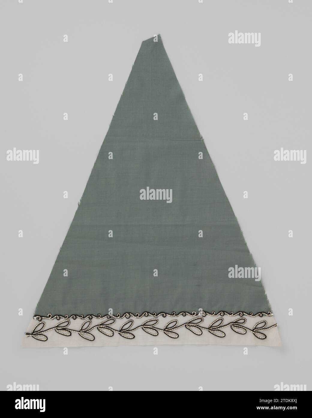 Settore di un ponte parasold di cotone verde tenero, con bordo batista ricamato con filo d'oca, c. 1885 - c. 1900 settore di un ponte parasold di cotone verde tenero, con un batista ricamato con filo d'oca. Nijmegenfrance parasoldek: Cotone (tessile). cotone (tessuto). Draad: Settore ricamatore di lana di un ponte parasold di morbido cotone verde, con un batista ricamato con filo di wold. Nijmegenfrance parasoldek: Cotone (tessile). cotone (tessuto). draad: ricamo in lana Foto Stock