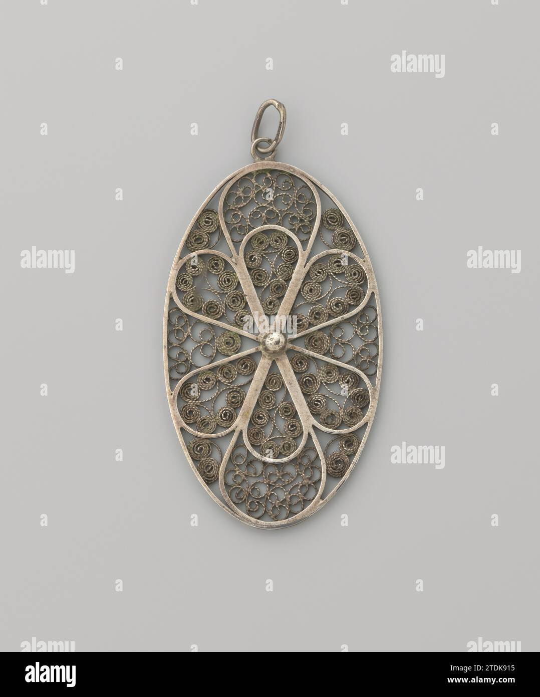 Ciondolo ovale filigrana in argento con anse simmetriche, c. 1930 - c. 1950 ciondolo ovale filigranato in argento con anse simmetriche con occhio metallico. I passanti si muovono da una sfera liscia d'argento posizionata centralmente. Ciondolo ovale in filigrana in argento Amsterdam (metallo) con anelli simmetrici con occhiello metallico. I passanti si muovono da una sfera liscia d'argento posizionata centralmente. Amsterdam, filigrana in argento (metallo) Foto Stock