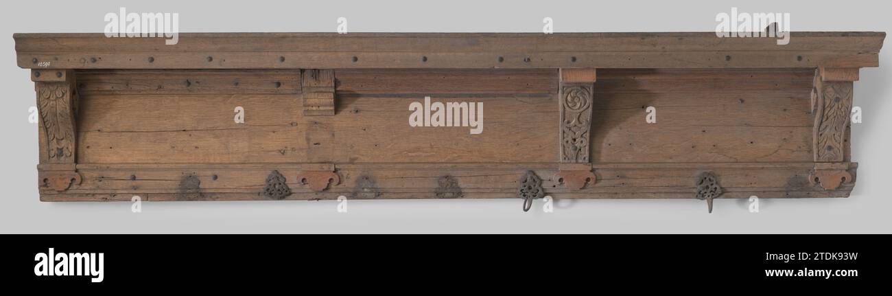 Appendiabiti in rovere, anonimo, c. 1600 - c. 1699 appendiabiti in quercia con cornice originariamente supportato da quattro console (manca una console), due delle quali con ornamento a foglia. Il appendiabiti ha due ganci in rame, uno dei quali è stato violato. Paesi Bassi settentrionali (possibilmente)Paesi Bassi (possibilmente) legno (materiale vegetale). quercia (legno). Appendiabiti in rovere (metallo) in rame con cornice originariamente supportato da quattro console (manca una console), due delle quali con ornamento a foglia. Il appendiabiti ha due ganci in rame, uno dei quali è stato violato. Paesi Bassi settentrionali (possibilmente)Paesi Bassi (possibilmente) legname (pianta m Foto Stock