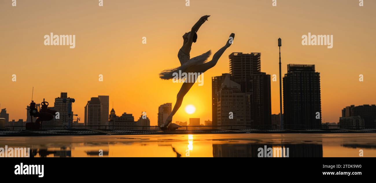 Balletto di sera in una grande città alle spalle Foto Stock