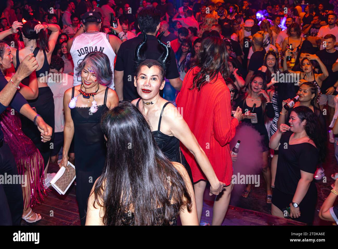 Ballerini alla festa di Halloween, discoteca Green Mango, Chaweng, Ko Samui, Thailandia Foto Stock