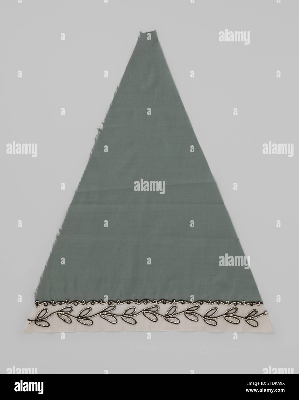 Settore di un ponte parasold di cotone verde tenero, con bordo batista ricamato con filo d'oca, c. 1885 - c. 1900 settore di un ponte parasold di cotone verde tenero, con un batista ricamato con filo d'oca. Nijmegenfrance parasoldek: Cotone (tessile). cotone (tessuto). Draad: Settore ricamatore di lana di un ponte parasold di morbido cotone verde, con un batista ricamato con filo di wold. Nijmegenfrance parasoldek: Cotone (tessile). cotone (tessuto). draad: ricamo in lana Foto Stock
