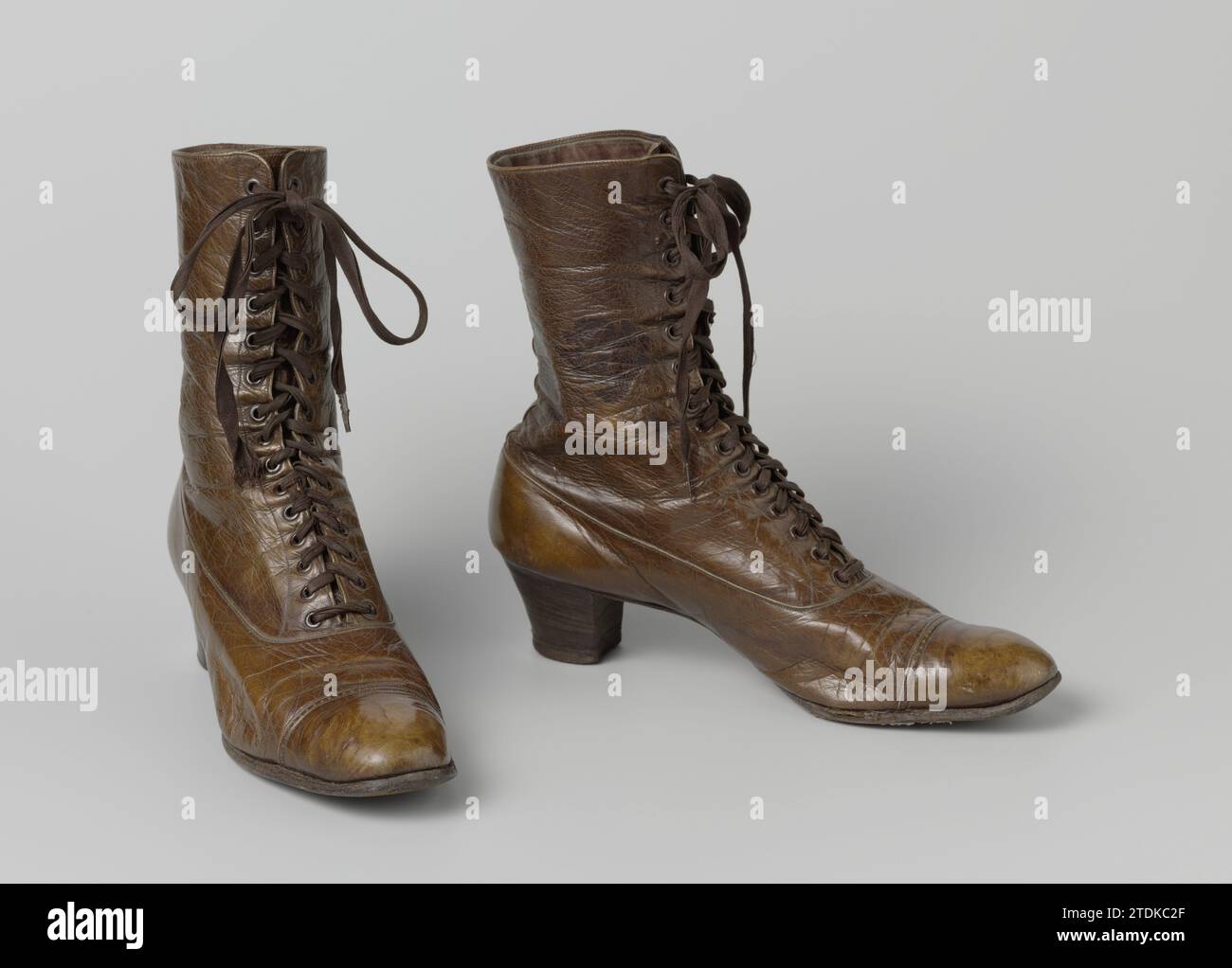 Pelle Beader, Bally, c. 1910 - c. 1920 pelle marrone sinistra con lacci extra larghi. Modello alto con tacco viennese in pelle. Foderato con lino. Indirizzo: Bally, Importé de Suisse. Svizzera intero: Cuoio. Fodera: Lino (materiale). Veter: Cotone (tessuto) a sinistra - pelle marrone ala con lacci extra larghi. Modello alto con tacco viennese in pelle. Foderato con lino. Indirizzo: Bally, Importé de Suisse. Svizzera intero: Cuoio. Fodera: Lino (materiale). Veter: Cotone (tessuto) Foto Stock