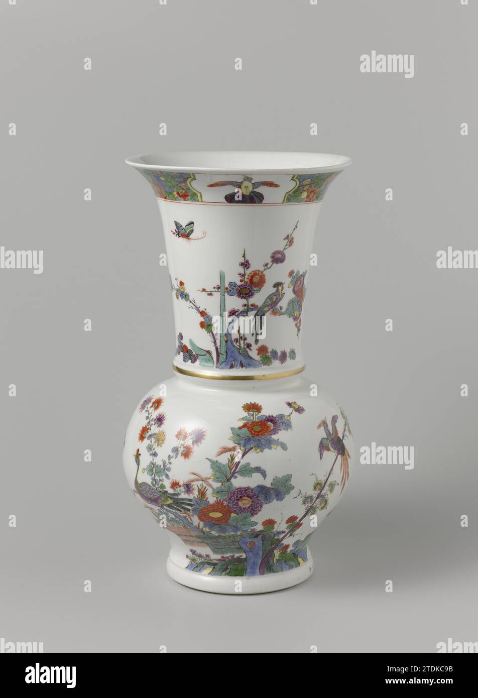 Coppia di vasi, manifattura di porcellana Meissener, c. 1730 - c. 1740 vaso sferico di porcellana dipinta. Il vaso ha un collo alto e una bocca larga. Il vaso è dipinto con siepi, rocce, blum indiani e grandi uccelli sul corpo e con un uccello su un ramo accanto a un danno di bambù sul collo. Lungo il bordo della bocca c'è un'ampia striscia con blum indiani su un brodo verde macchiato nero, in cui due volte una rientranza con un uccello stilizzato. Il vaso è contrassegnato. Porcellana float vaso sferico di porcellana verniciata. Il vaso ha un collo alto e una bocca larga. Il vaso è dipinto con siepi, rocce, Indianici Foto Stock