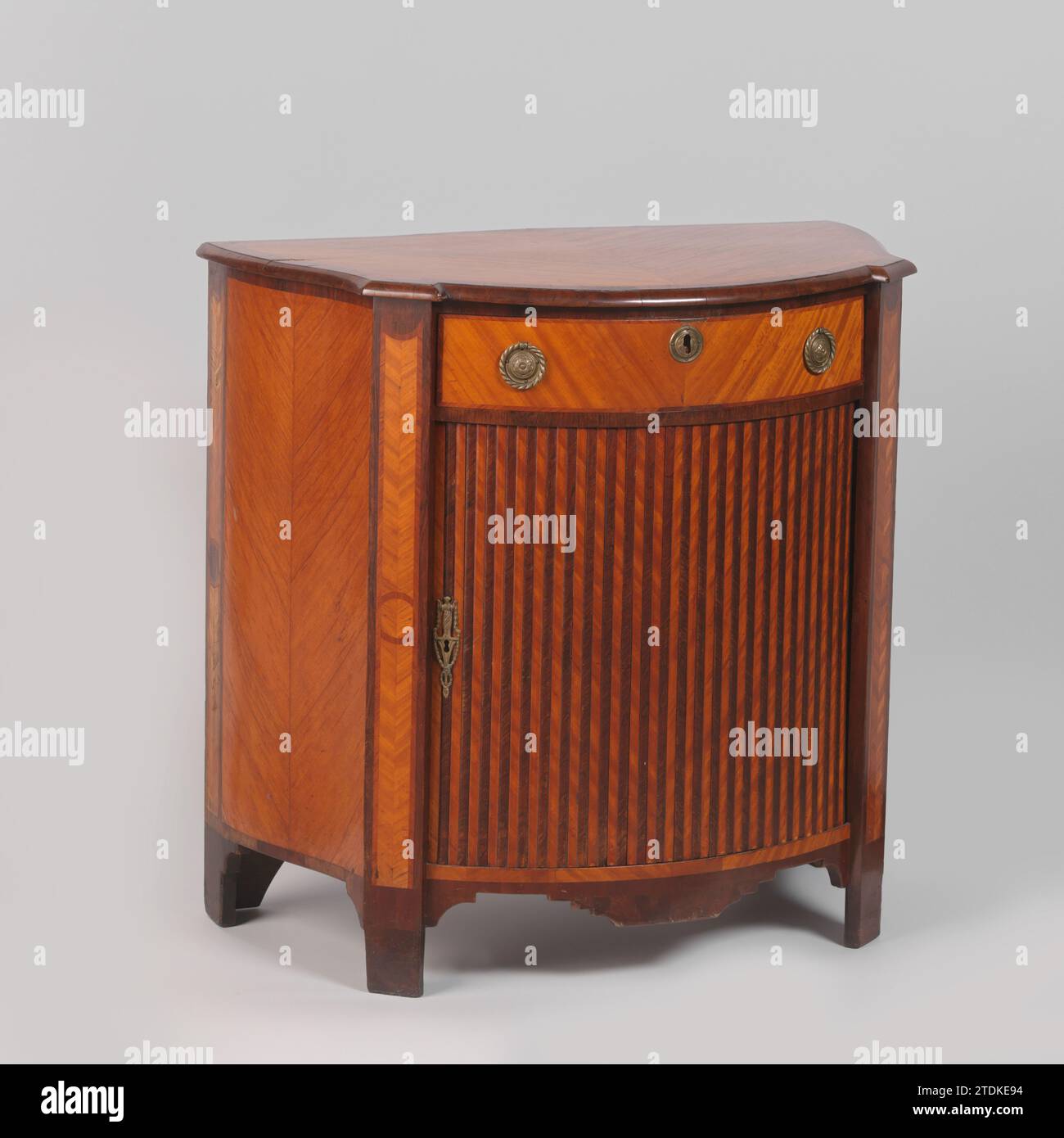 Armadietto con sportello jalouzie a liquido e cassetto con marqueterie a righe e motivo a spina di pesce. Sul portachiavi una figura femminile con Festoen., Anonymous, 1780 Cabinet incollato con rosa e palissandro. Sopra la porta della gelosia allagata c'è un cassetto con pastella in bronzo dorato. La marquetery viene applicata alla porta in strisce e per il resto in motivi a spina di pesce. Gli stili dell'angolo destro sono posizionati sulle coperture anteriori e la linea inferiore è coperta. La chiave in rame della porta mostra una figura femminile che ferma un festen. Legno dei Paesi Bassi settentrionali (materiale vegetale). quercia (legno). legno satinato (legno). purp Foto Stock