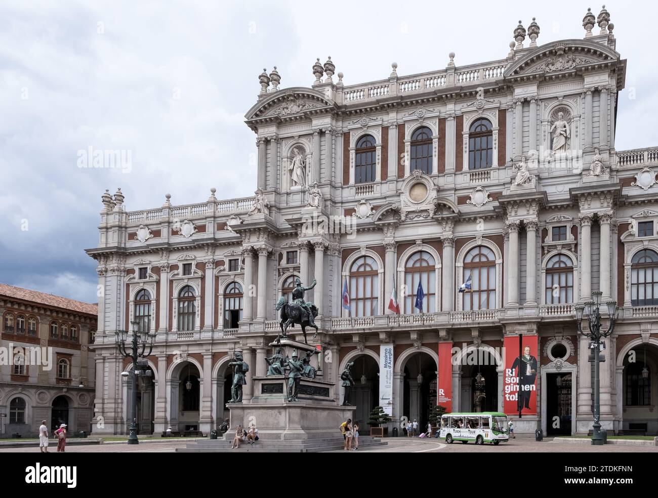 Vista della facciata posteriore ottocentesca di Palazzo Carignano in Piazza Carlo Alberto, un edificio storico, nel centro di Torino, Piemonte, Italia Foto Stock