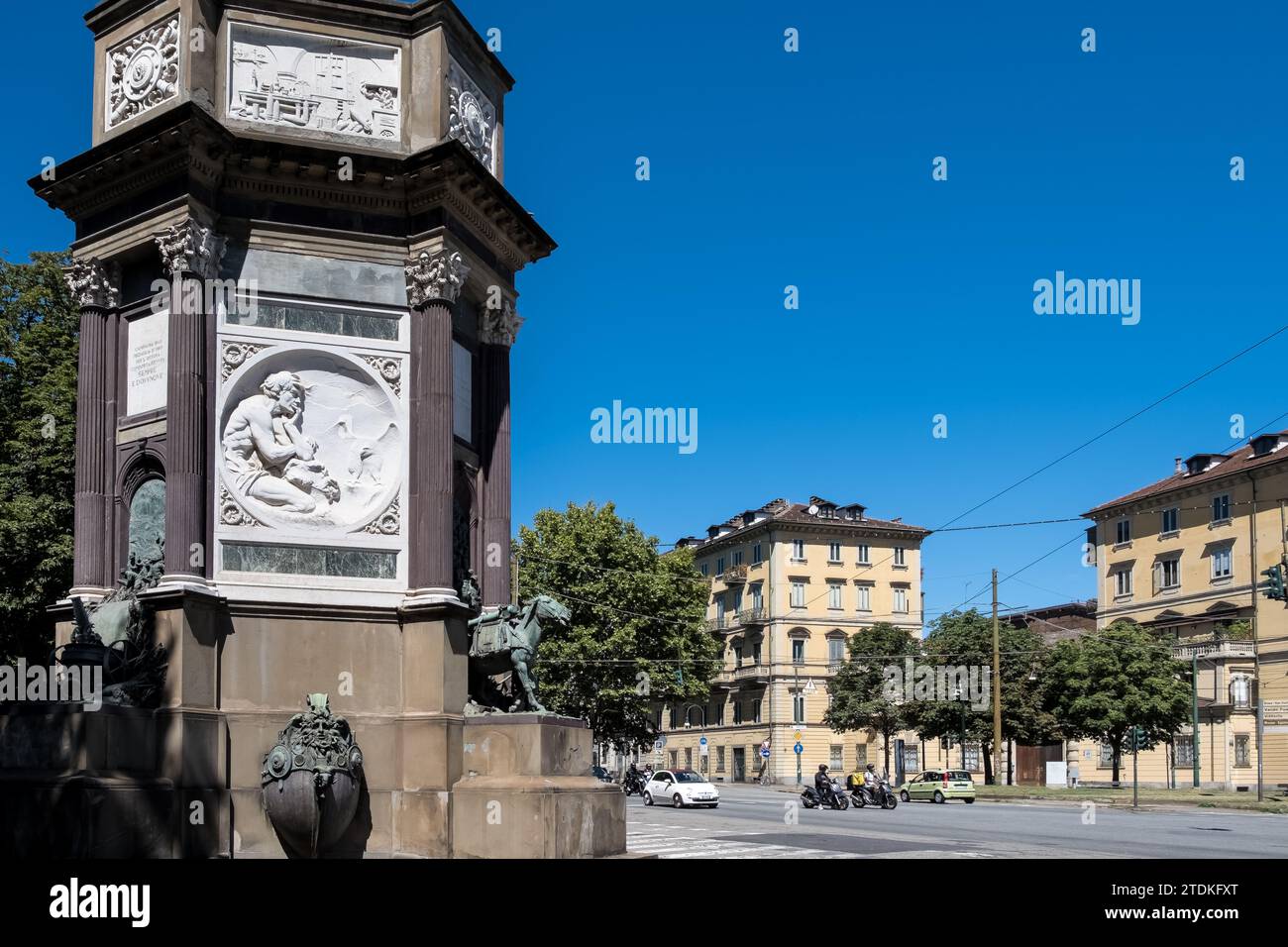 Veduta dell'Arco Monumentale alla forza d'Artiglieria, situata in Piazza Vittorio Veneto, costruita come tributo al primo Reggimento d'Artiglieria d'Italia Foto Stock
