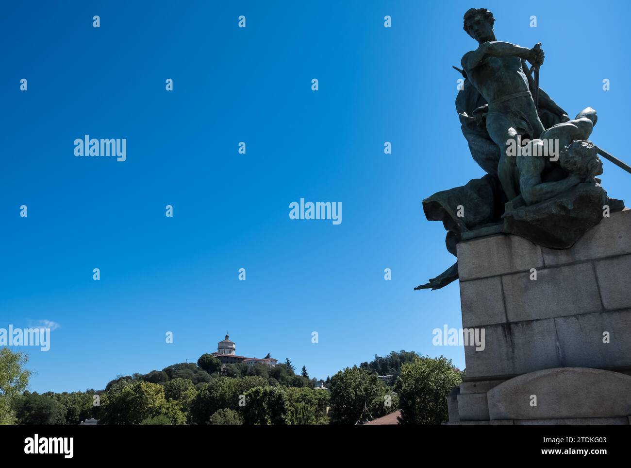 Vista delle statue che adornano il Ponte Umberto i, che attraversa il fiume po a Torino, Italia Foto Stock