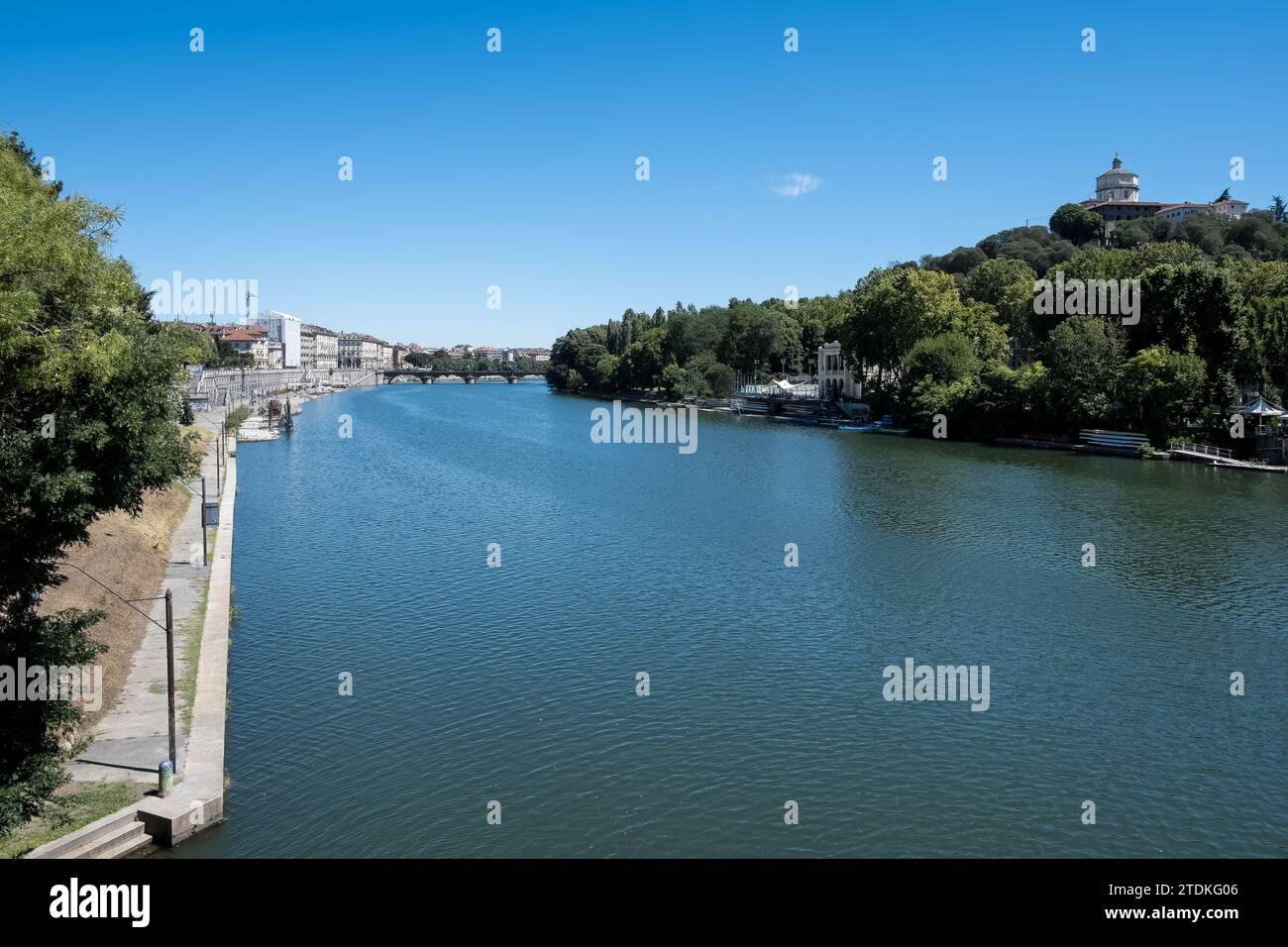 Paesaggio urbano di Torino, in Italia, visto dal Ponte Umberto i in una giornata estiva soleggiata e luminosa, che mette in risalto il pittoresco fiume po. Foto Stock