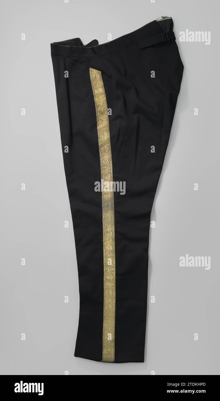 Pantaloni in foglio nero con gambe lunghe e cintura cucita, da dietro con gomme sciolte con fibbia di foglio nero, piccole tasche laterali dritte al centro, anonimo, c. 1905 pantaloni in foglio nero molto fine, parte del costume ufficiale. Pantaloni con gambe lunghe. Il nastro di sponda posteriore è cucito, da dietro con pneumatici allentati con fibbia. Tasche con cuciture dritte al centro, direttamente sotto la cintura. Pantaloni di stoffa de l'Aia con foglio nero molto fine, parte del costume ufficiale. Pantaloni con gambe lunghe. Il nastro di sponda posteriore è cucito, da dietro con pneumatici allentati con fibbia. Tasche a punto diritte al centro, direz Foto Stock