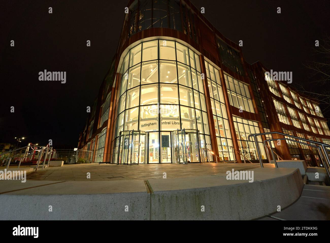 Moderno edificio in vetro di notte nel centro citta' di Nottingham, Regno Unito Foto Stock