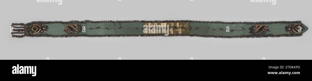 Bandelier o Schelkoord (frammento) di nastro di seta verde, con motivi floreali ricamati in filo d'argento e vloszijde, alla fine dell'ornamento con ghirlande appese, rifilati tutt'intorno con frontali di filo metallico, anonimi, c. 1700 - c. 1750 Bandelier o Schelkoord (frammento) di nastro di seta verde, con motivi floreali ricamati in filo d'argento e vloszijde, alla fine dell'ornamento con ghirlande sospese, rifiniti tutto intorno con fronzoli di filo metallico. Parzialmente rivestito in cotone a trama grossa con rilegatura piatta. L'ornamento alla fine lavorava su cotone grezzo ditto e rinforzato con cotone Foto Stock
