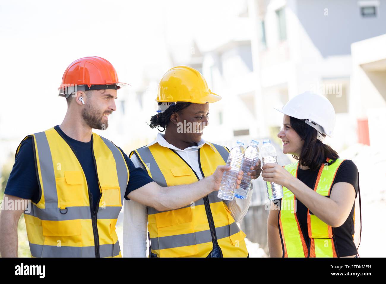 Team di ingegneri lavoratori sani assetato di acqua potabile in temperatura calda stagione estiva per il relax fresco sul luogo di lavoro del cantiere. Foto Stock
