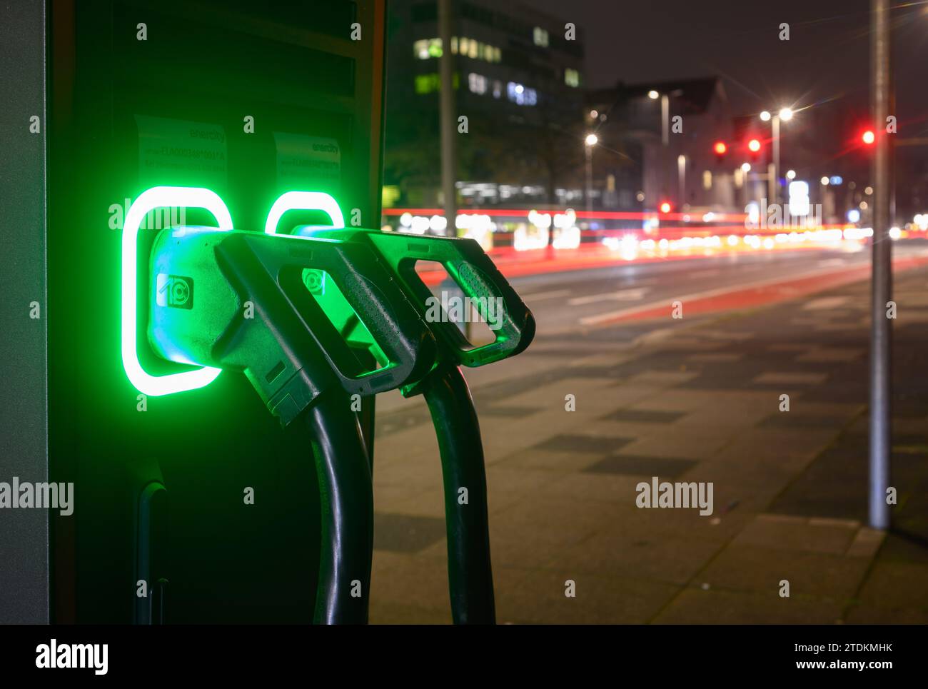 Hannover, Germania. 19 dicembre 2023. I cavi di ricarica diventano verdi in una stazione di ricarica rapida per auto elettriche. Dopo l'improvvisa fine del premio di acquisto per le auto elettriche, i clienti ora guardano in basso. L'industria protesta e si lamenta di una perdita di fiducia nella politica. Nell'ambito del loro programma di austerità, alcuni giorni fa i leader della coalizione SPD, Verdi e FDP hanno concordato di eliminare gradualmente le sovvenzioni statali "prontamente”. Credito: Julian Stratenschulte/dpa/Alamy Live News Foto Stock