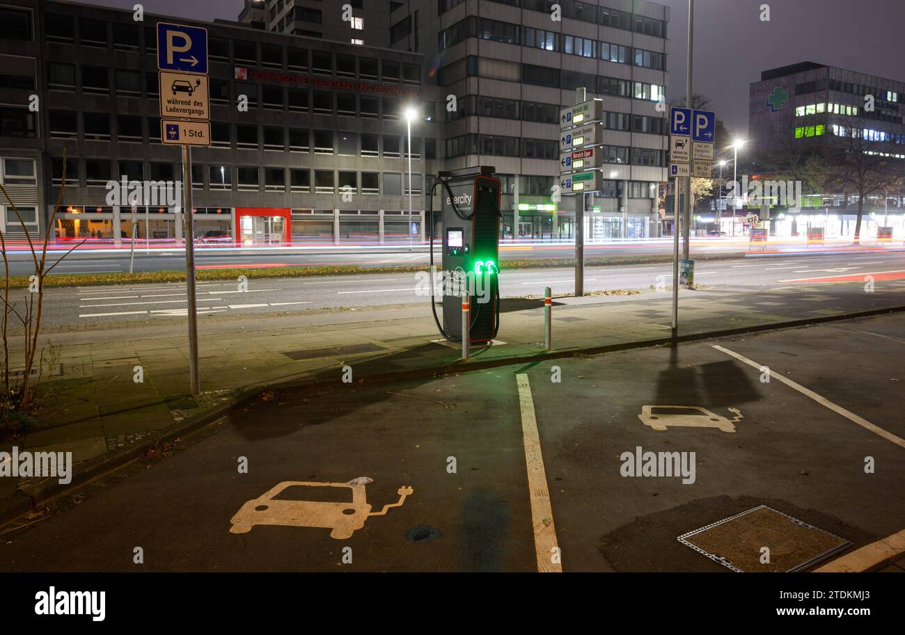 Hannover, Germania. 19 dicembre 2023. Due posti auto segnano le strutture di ricarica per auto elettriche. Dopo la fine improvvisa del premio di acquisto per le auto elettriche, i clienti sono ora esclusi dal freddo. L'industria protesta e si lamenta di una perdita di fiducia nella politica. Nell'ambito del loro programma di austerità, alcuni giorni fa i leader della coalizione SPD, Verdi e FDP hanno concordato di eliminare gradualmente le sovvenzioni statali "prontamente”. Credito: Julian Stratenschulte/dpa/Alamy Live News Foto Stock