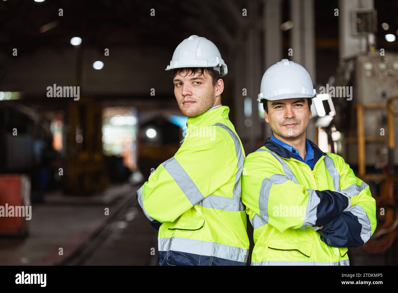 Team di assistenza macchine per ingegneri professionali per ritratti intelligenti sicuri di sé, lavoratori dell'industria pesante. Foto Stock