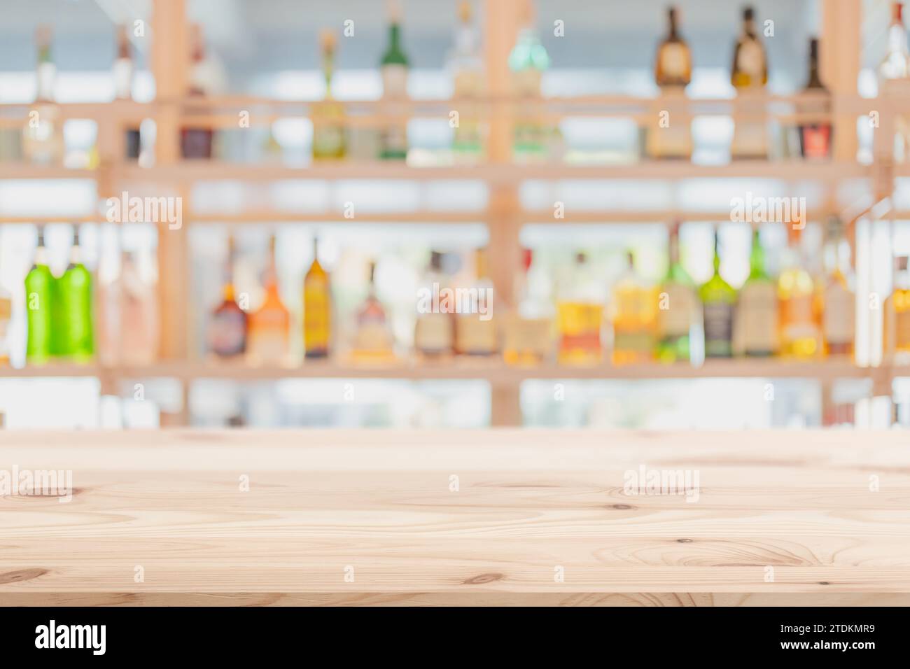 blur cocktail pub, ristorante, banco bar in legno con bottiglie di alcol, miscelatore di bevande pieno sullo sfondo dello scaffale per il montaggio pubblicitario. Foto Stock