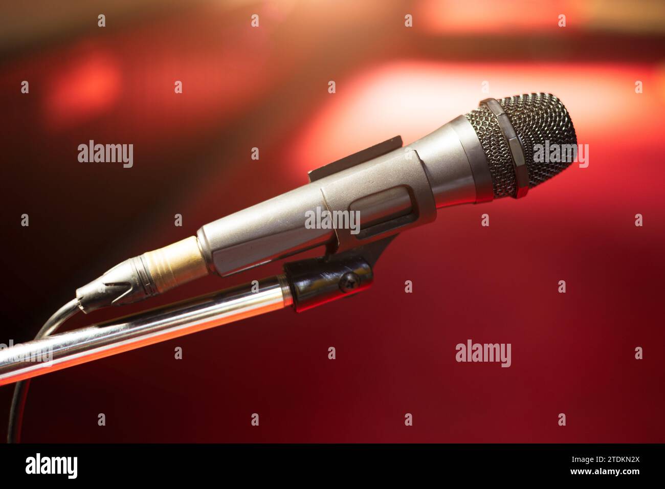 Primo piano del microfono per l'audio analogico amplifica le apparecchiature per annunci cerimonie canto, moderno dispositivo di trasmissione multimediale. Foto Stock