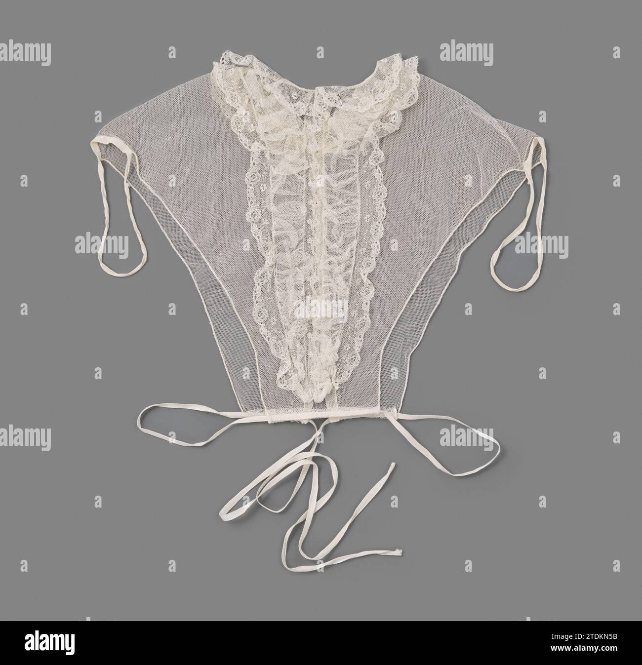 Chemisette van Tulle con colletto di applicazione laterale con medaglioni ovali con un fiore rosetta, anonimo, c. 1860 - c. 1880 Chemisette di tulle di colore naturale con due edifici anteriori con corse e un edificio posteriore che può essere chiuso con uno pneumatico in vita. La chemisette ha un collare rotondo e adagiato sul lato di applicazione: Kloskant applicato su tulle meccanico. Il motivo ricorrente è costituito da medaglioni con un fiore di rosetta al centro lungo il bordo inferiore. Tra i medaglioni una connessione è formata da tre archi collegati, come un godron. Nel campo sopra questo schema bordi Foto Stock