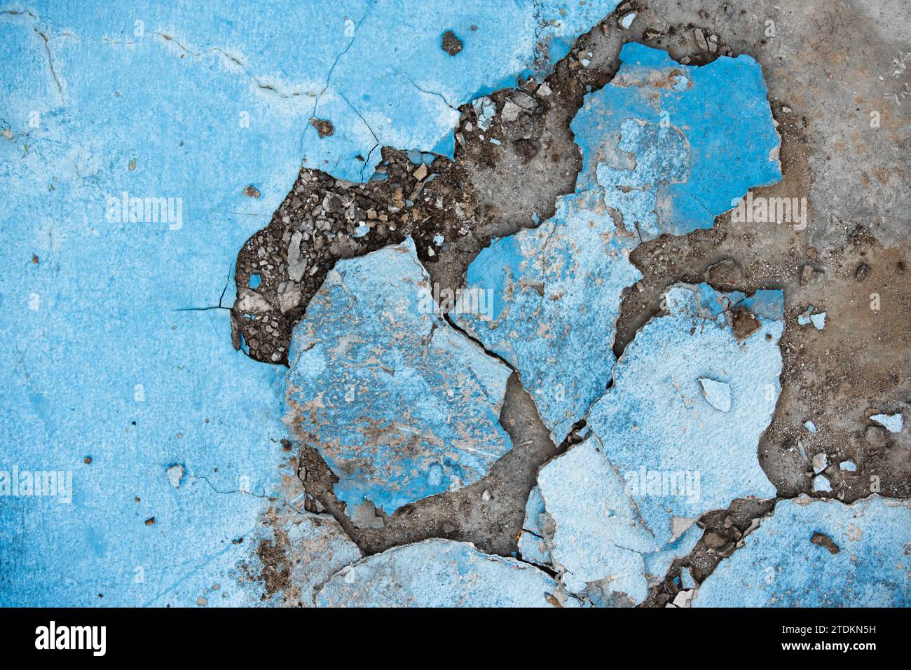 Struttura delle pareti in calcestruzzo fessurata di colore crepa danni alla pavimentazione in calcestruzzo sfondo della costruzione fratturato Foto Stock