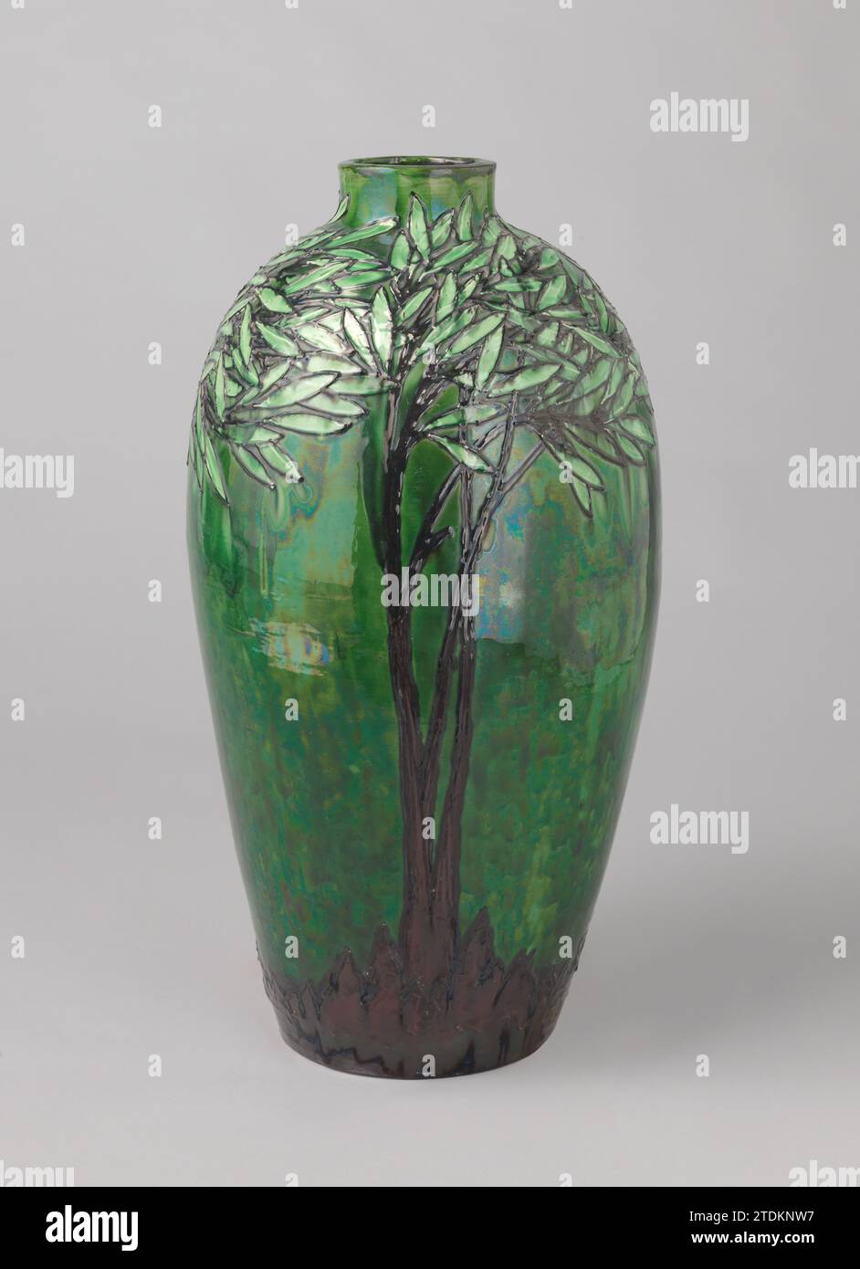 Vaso con uno sfondo di alberi accecati in verde chiaro, marrone rosso e nero-verde, canerna a botte, c. 1910 vaso di terracotta, modello Bol, ringiovanimento, con uno sfondo di alberi frondosi di verde chiaro, marrone rosso e nero-verde. Contrassegnato con: Francobollo di fabbrica, quadrato con monogramma e sotto: Gesetzt, sotto Muster Gesetzl Gescht e V, tutti nel francobollo. Creatore: Canern Designer: Vaso in terracotta Karlsruhe, modello Bol, ringiovanimento, con uno sfondo di alberi frondosi di verde chiaro, marrone rosso e nero-verde. Contrassegnato con: Timbro di fabbrica, quadrato con Foto Stock