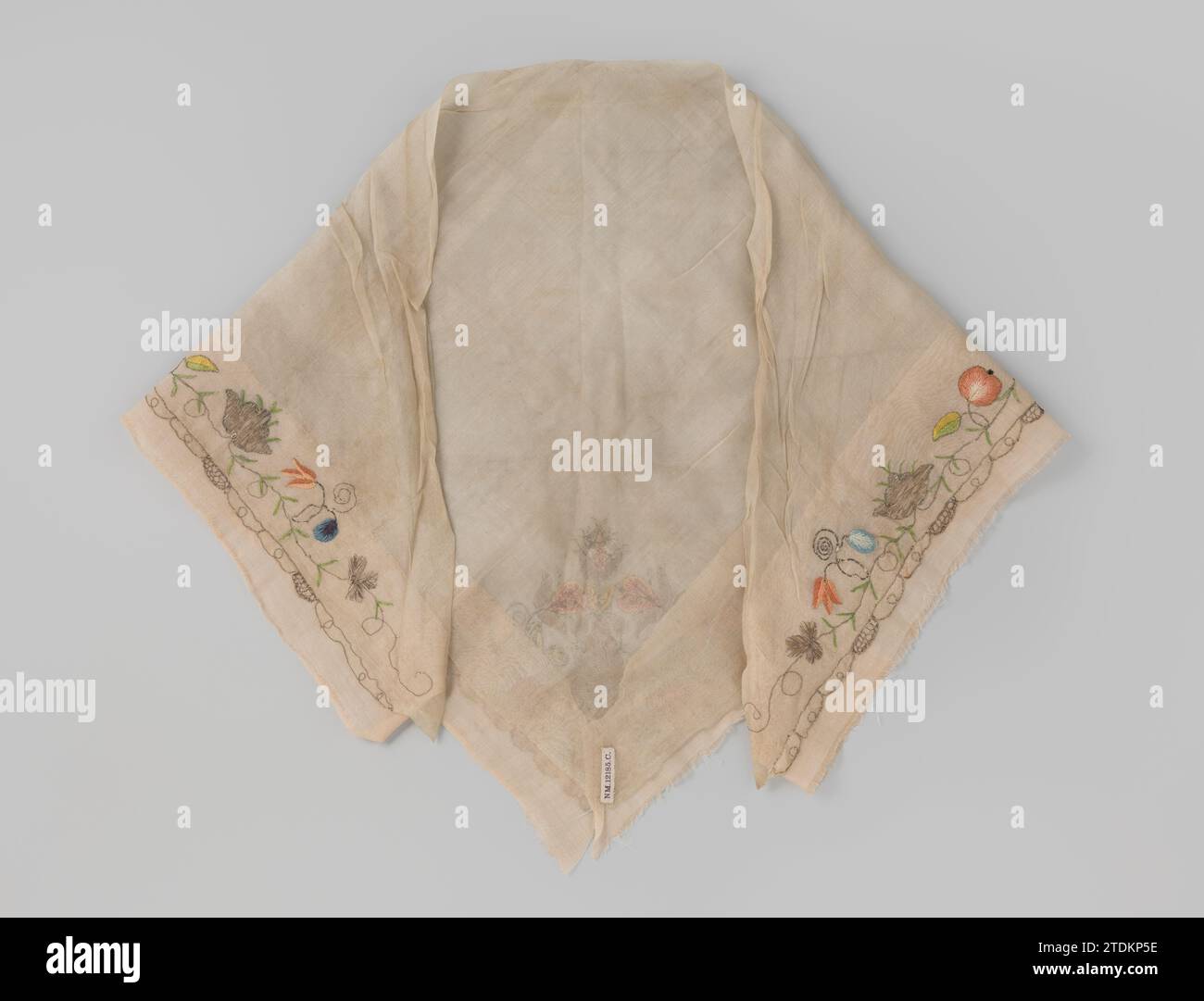 Seta, quadrata, ricamata su due lati con un bordo di fiori e frutti in filo d'argento e seta multicolore, anonima, c. 1700 - c. 1800 Silk Fichu, quadrata, ricamata su due lati con un bordo di fiori e frutti in filo d'argento e seta multicolore. Modello: Smerlato lungo i lati corti e senza finitura sul lato lungo. Decorazione: Nel punto un ornamento simmetrico con forma fantasiosa con cuore di servitù e foglie di filo d'argento sopra e sotto un fiore e su entrambi i lati fiancheggiati da pere (?). Tutto questo è collegato da rami di filo d'argento con foglie di seta verde. F Foto Stock