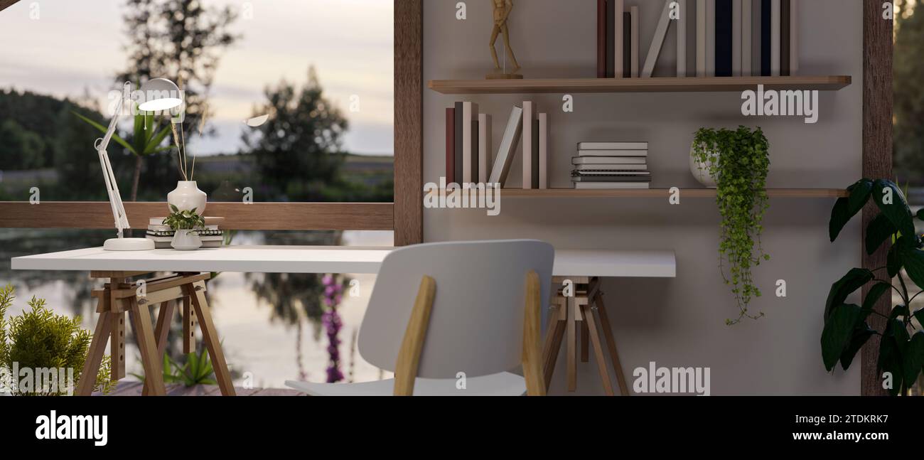 Design interno di un accogliente cottage scandinavo con una scrivania vicino alla finestra con vista sul lago, mensole a muro con libri e decorazioni e piante da casa Foto Stock