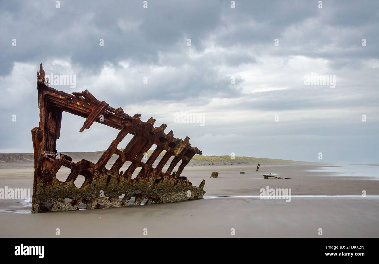 Relitto del Peter Iredale al Fort Stevens State Park in Oregon, Stati Uniti Foto Stock