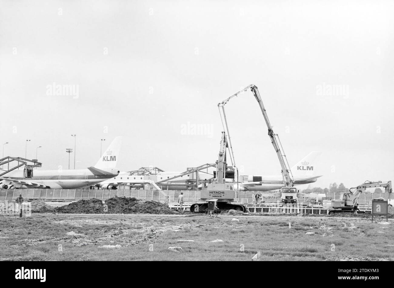 Veduta di Schiphol, 15-10-1985, Whizgle News from the Past, su misura per il futuro. Esplora le narrazioni storiche, l'immagine dell'agenzia olandese olandese con una prospettiva moderna, colmando il divario tra gli eventi di ieri e quelli di domani. Un viaggio senza tempo che delinea le storie che plasmano il nostro futuro Foto Stock