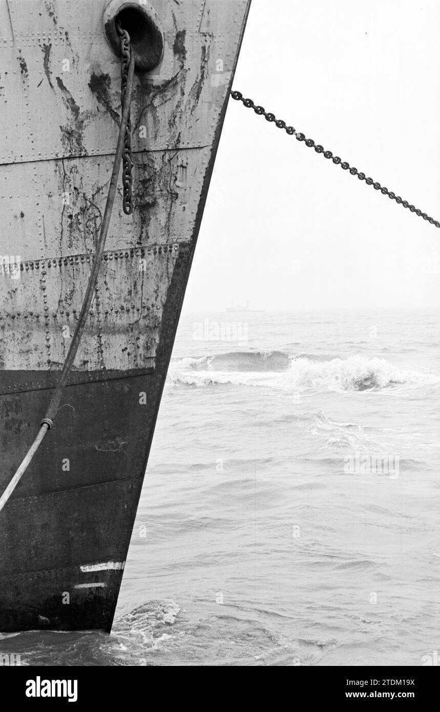 Il cargo liberiano Santa Kyriaki fu bloccato al largo della costa di IJmuiden durante una pesante tempesta il 24-11-1965. La nave fu rimessa in mare l'8 marzo 1966., IJmuiden, Paesi Bassi, Whizgle News from the Past, su misura per il futuro. Esplora le narrazioni storiche, l'immagine dell'agenzia olandese olandese con una prospettiva moderna, colmando il divario tra gli eventi di ieri e quelli di domani. Un viaggio senza tempo che delinea le storie che plasmano il nostro futuro Foto Stock