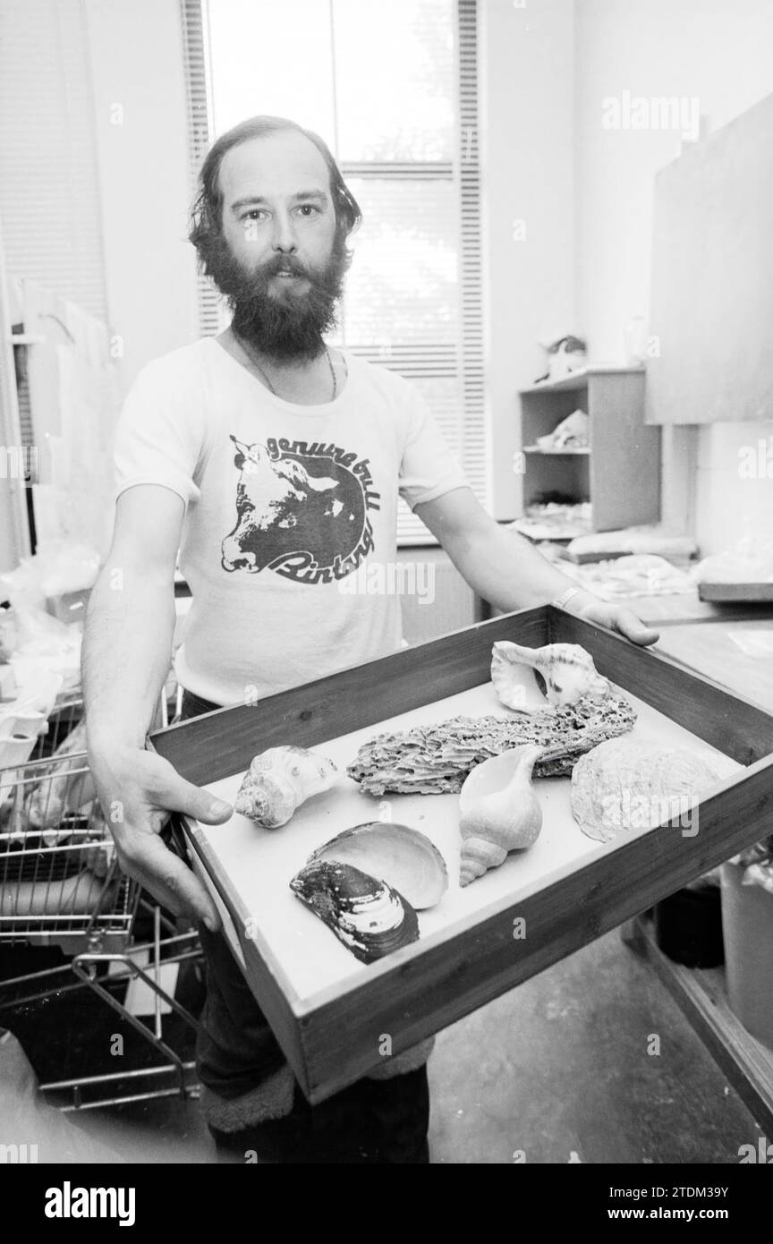 Mr. De Richter con la collezione di conchiglie museo Pieter Vermeulen, museo, musei, collezioni, collezionisti, IJmuiden, Paesi Bassi, 10-06-1986, Whizgle News from the Past, su misura per il futuro. Esplora le narrazioni storiche, l'immagine dell'agenzia olandese olandese con una prospettiva moderna, colmando il divario tra gli eventi di ieri e quelli di domani. Un viaggio senza tempo che delinea le storie che plasmano il nostro futuro Foto Stock