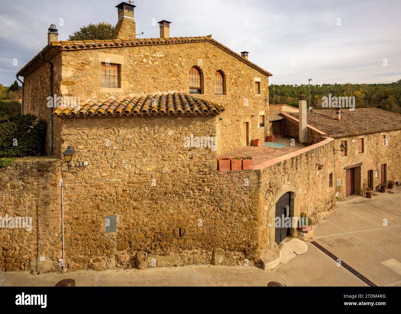 Una casa nel villaggio di Vilopriu in un nuvoloso pomeriggio autunnale (Baix Empordà, Girona, Catalogna, Spagna) ESP: Una casa del pueblo de Vilopriu, España Foto Stock