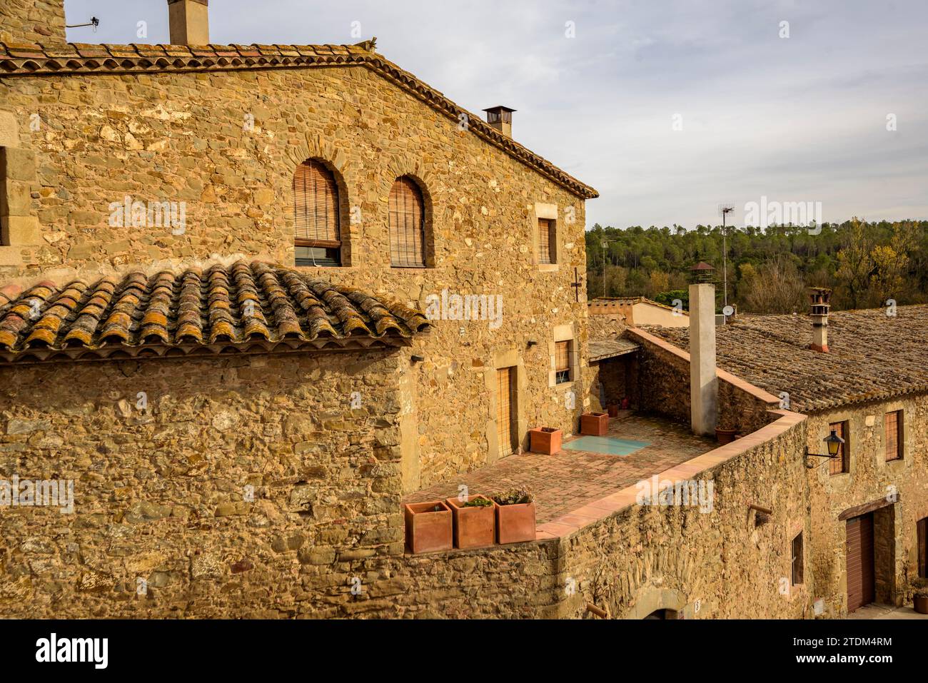 Una casa nel villaggio di Vilopriu in un nuvoloso pomeriggio autunnale (Baix Empordà, Girona, Catalogna, Spagna) ESP: Una casa del pueblo de Vilopriu, España Foto Stock