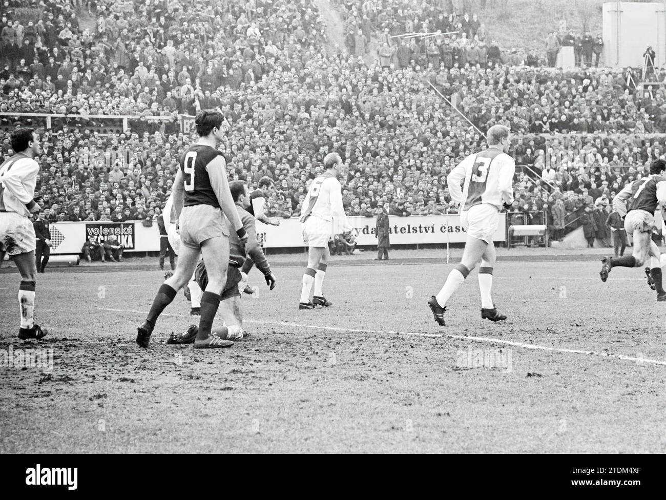 Foto report Coppa Europa 1 partita Dukla Prague contro Ajax, punteggio finale 2-1., Praag, Tsjechië, 08-03-1967, Whizgle News dal passato, su misura per il futuro. Esplora le narrazioni storiche, l'immagine dell'agenzia olandese olandese con una prospettiva moderna, colmando il divario tra gli eventi di ieri e quelli di domani. Un viaggio senza tempo che delinea le storie che plasmano il nostro futuro Foto Stock