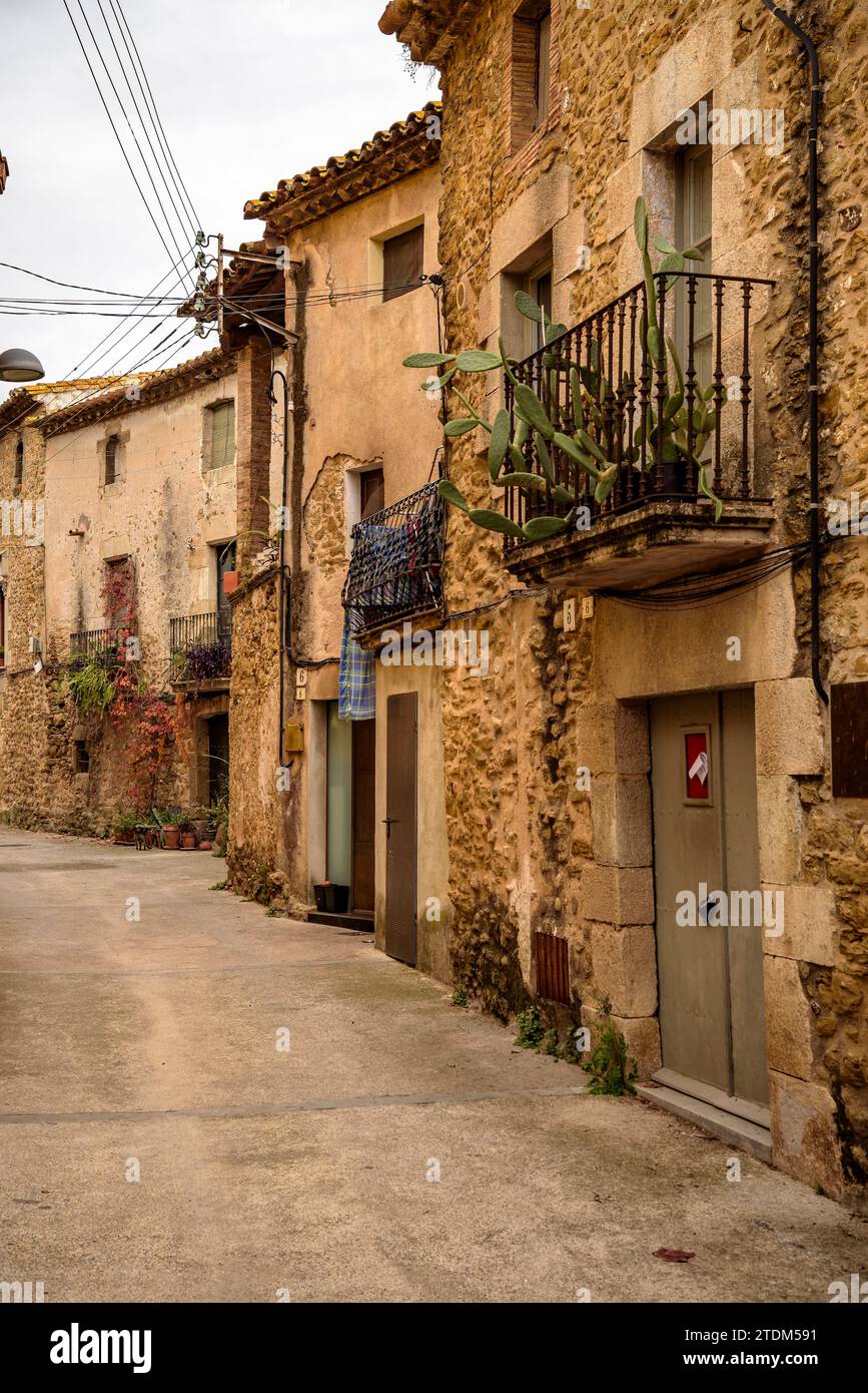 Una strada nel villaggio di Sant Jordi Desvalls in un nuvoloso pomeriggio autunnale (Gironès, Gerona, Catalogna, Spagna) ESP: Una calle de Sant Jordi Desvalls Foto Stock