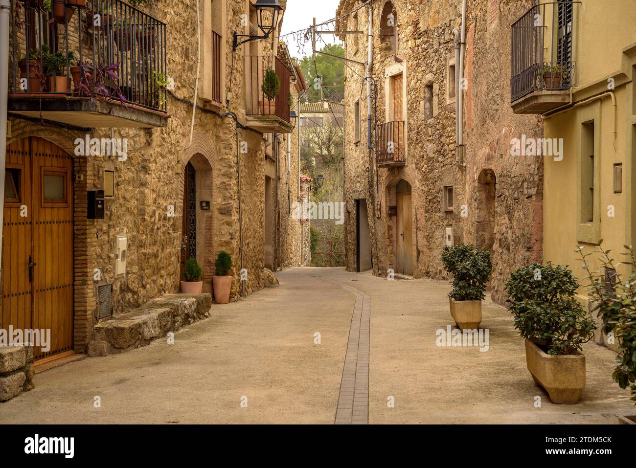 Una strada nel villaggio di Terrades in una nuvolosa mattinata autunnale (Alt Empordà, Girona, Catalogna, Spagna) ESP: Una calle del pueblo de Terrades (Gerona) Foto Stock