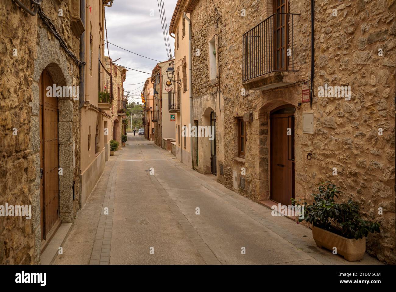 Una strada nel villaggio di Terrades in una nuvolosa mattinata autunnale (Alt Empordà, Girona, Catalogna, Spagna) ESP: Una calle del pueblo de Terrades (Gerona) Foto Stock