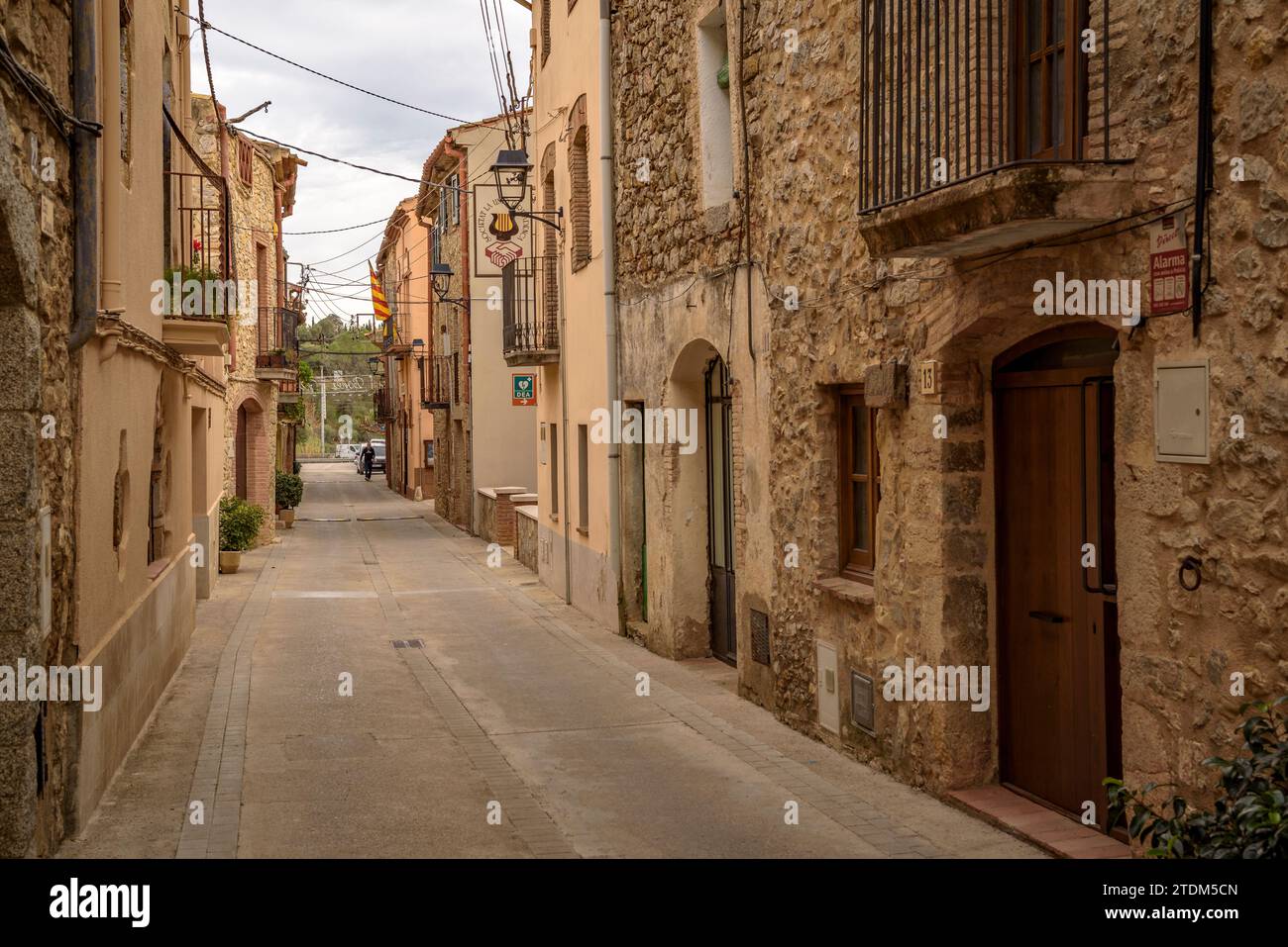 Una strada nel villaggio di Terrades in una nuvolosa mattinata autunnale (Alt Empordà, Girona, Catalogna, Spagna) ESP: Una calle del pueblo de Terrades (Gerona) Foto Stock