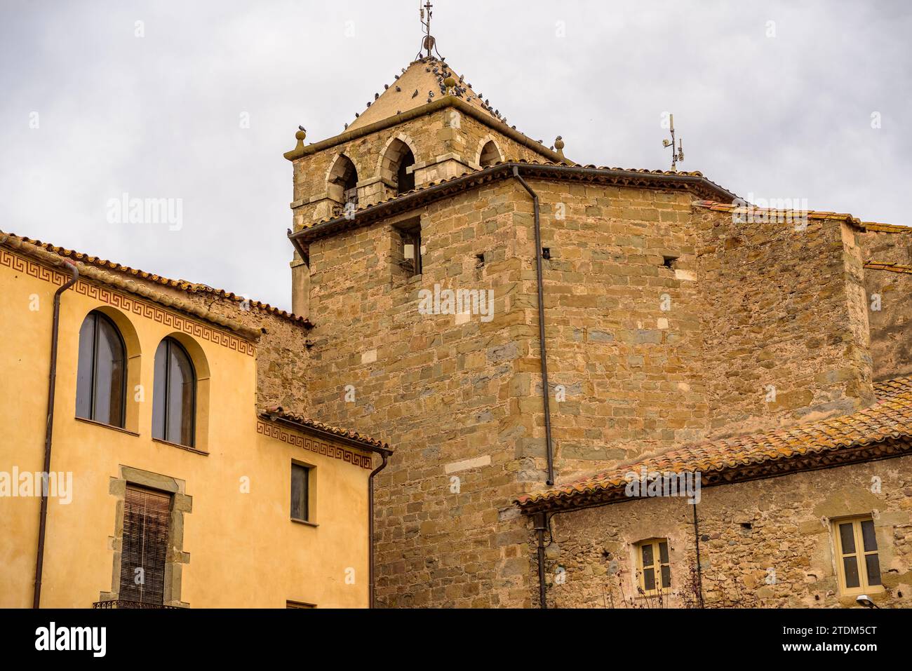 Campanile della chiesa di Sant Jordi Desvalls in un nuvoloso pomeriggio autunnale (Gironès, Girona, Catalogna, Spagna) Foto Stock