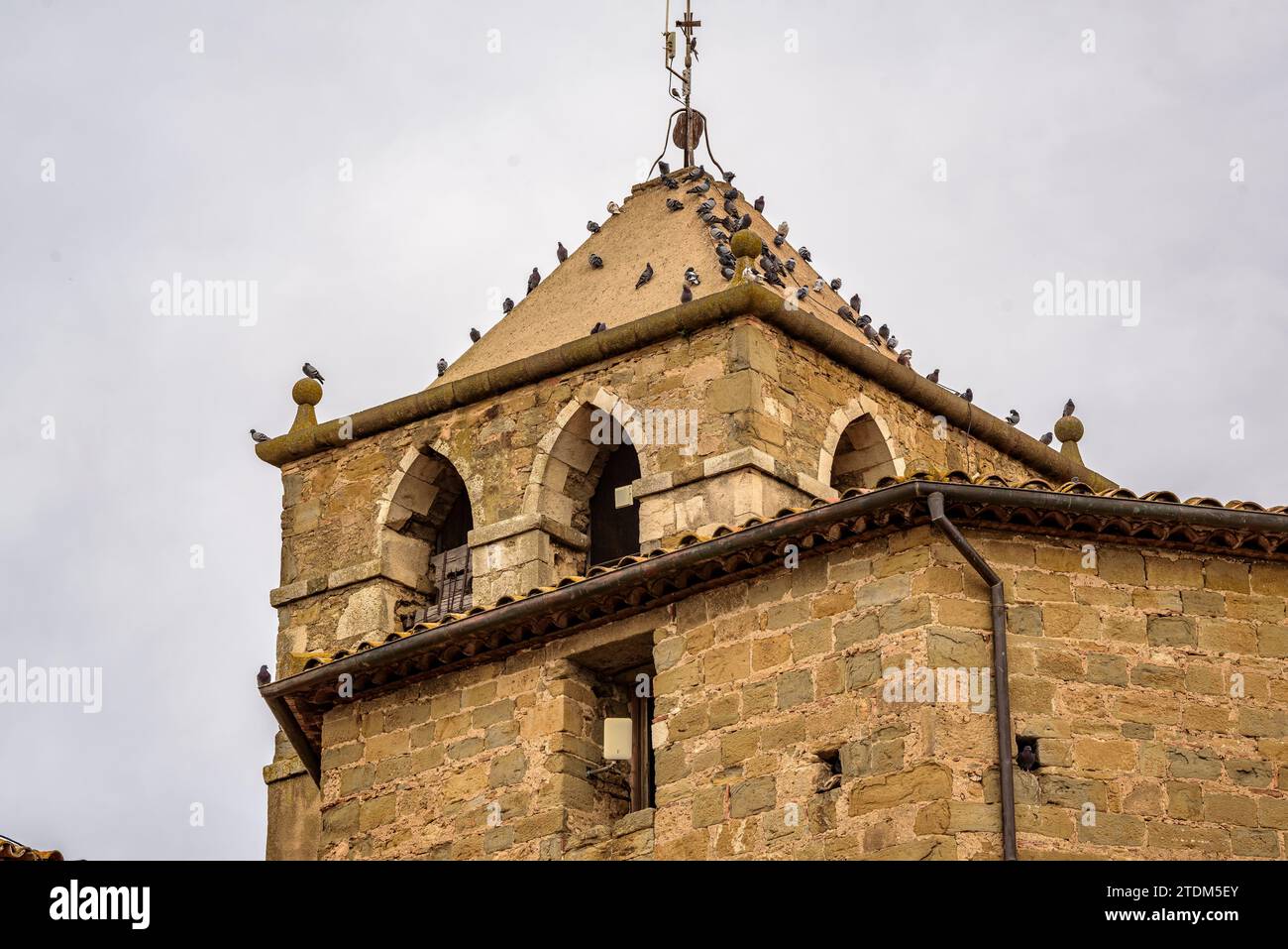 Campanile della chiesa di Sant Jordi Desvalls in un nuvoloso pomeriggio autunnale (Gironès, Girona, Catalogna, Spagna) Foto Stock