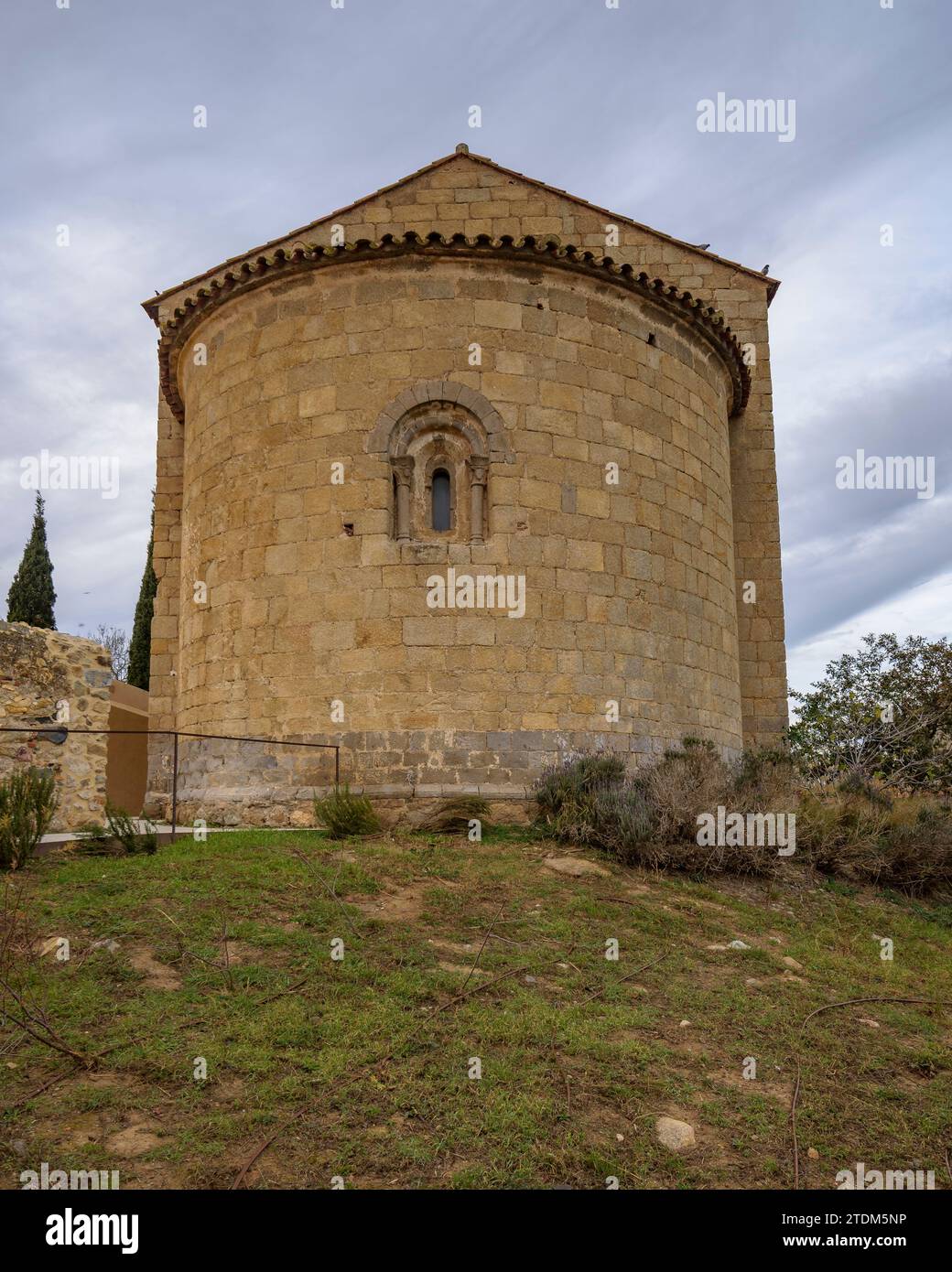 Chiesa di Sant Esteve de Pedret su una nuvolosa mattinata autunnale (Alt Empordà, Girona, Catalogna, Spagna) ESP Iglesia de Sant Esteve de Pedret, Gerona España Foto Stock